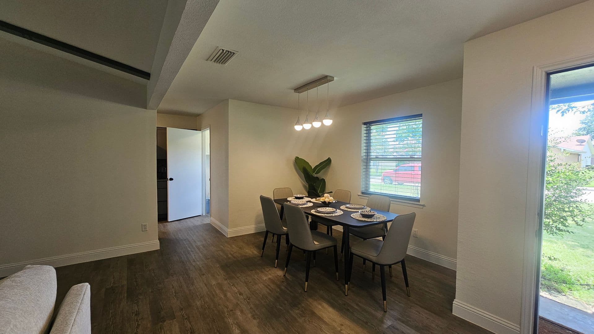 Lewisville House: 1619 Glenhill Ln