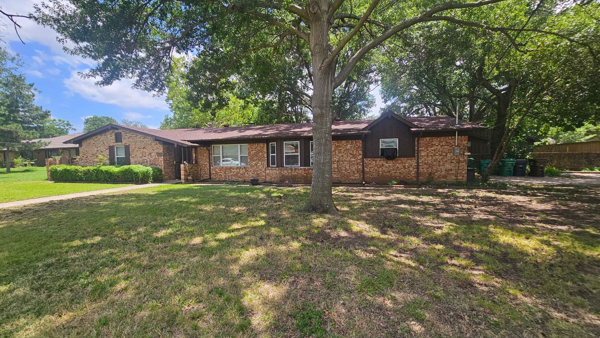 Denton House: 425 Mimosa Dr