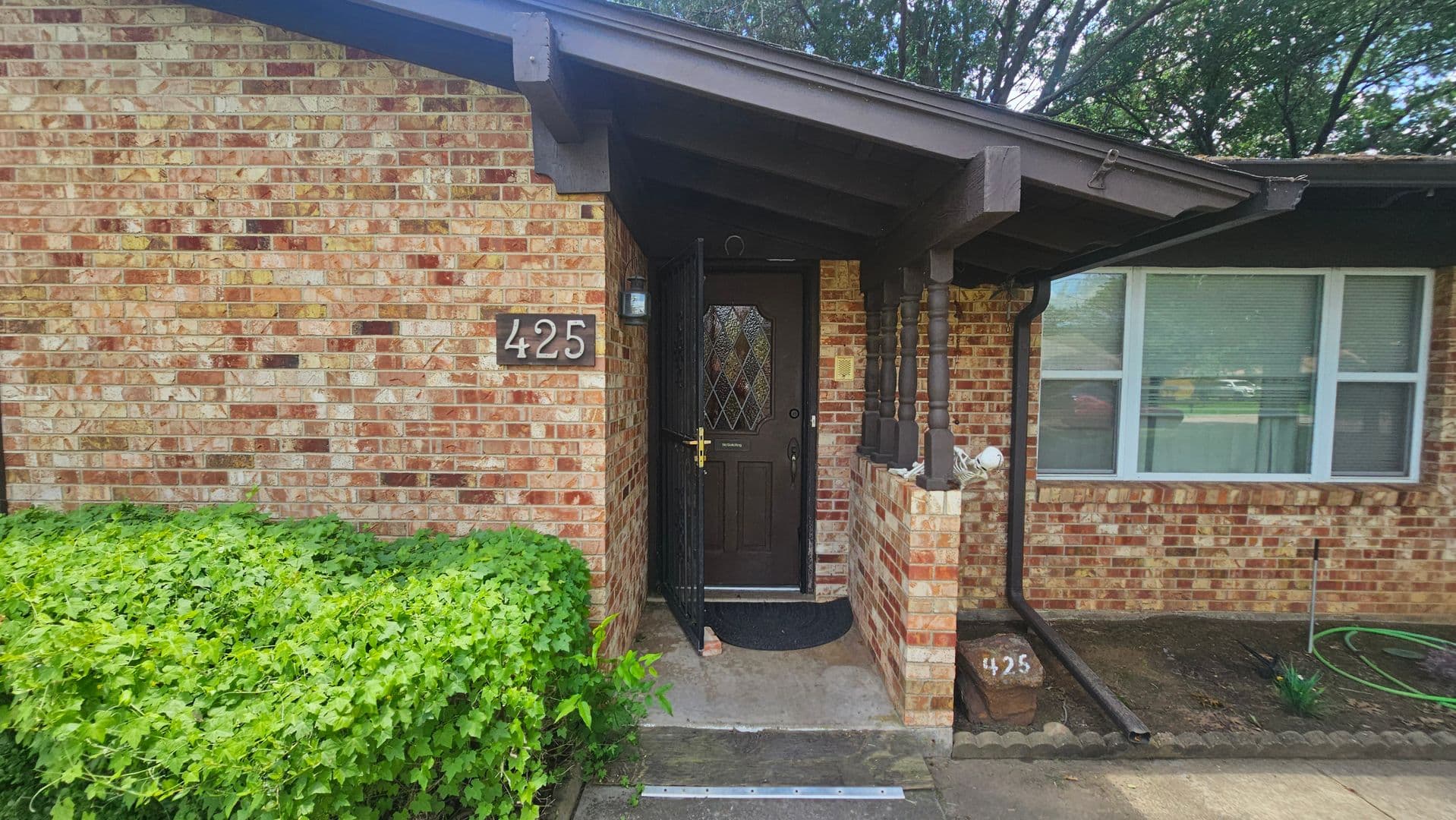 Denton House: 425 Mimosa Dr