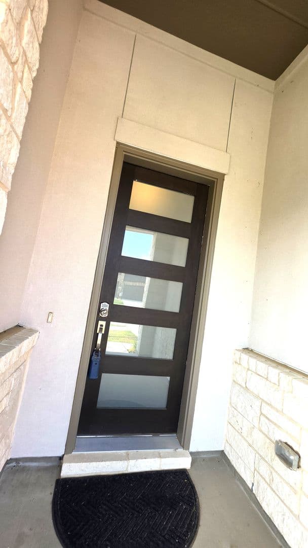 Denton House: 1513 Larson Ln
