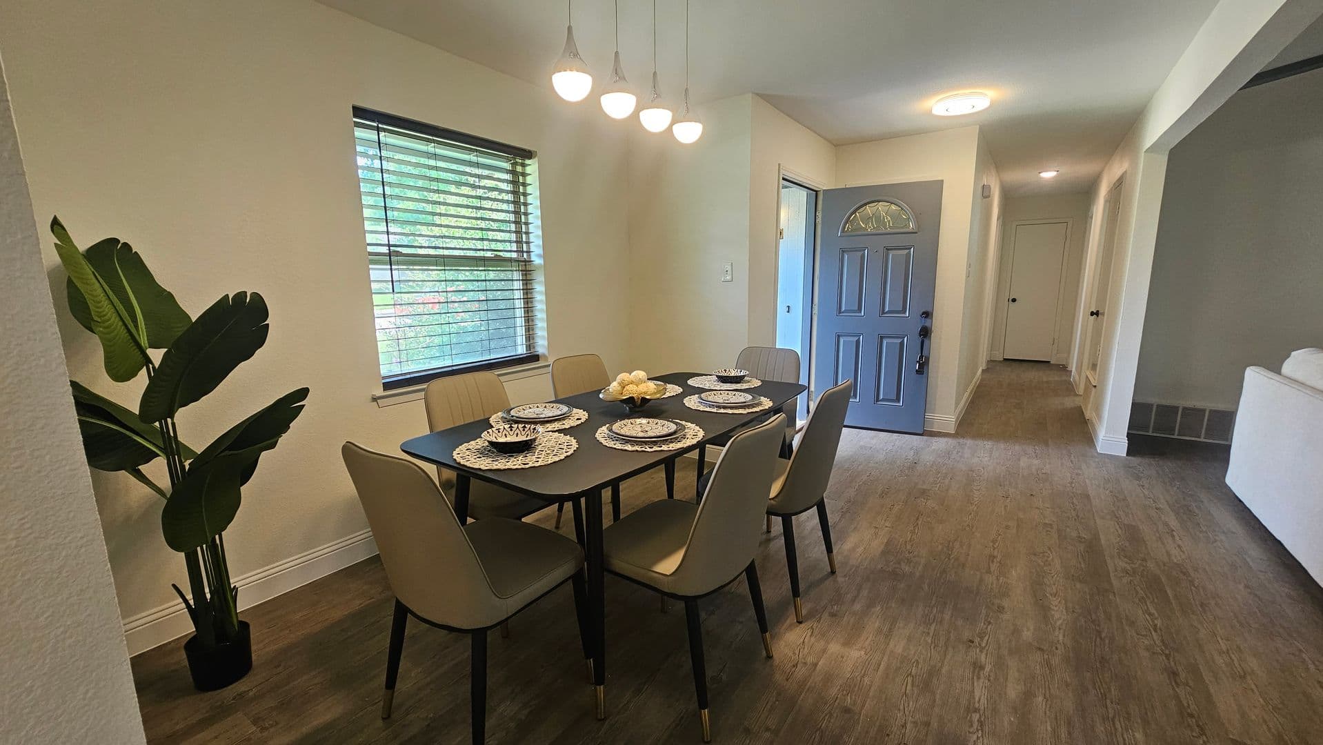 Lewisville House: 1619 Glenhill Ln