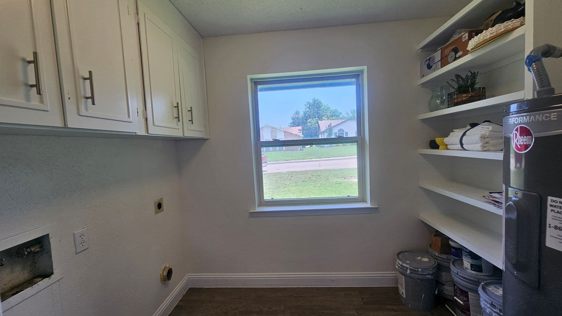Lewisville House: 1619 Glenhill Ln