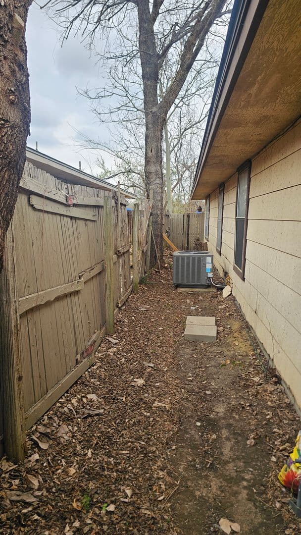 Denton Apartment: 1000 - 1002 Mulkey Ln.