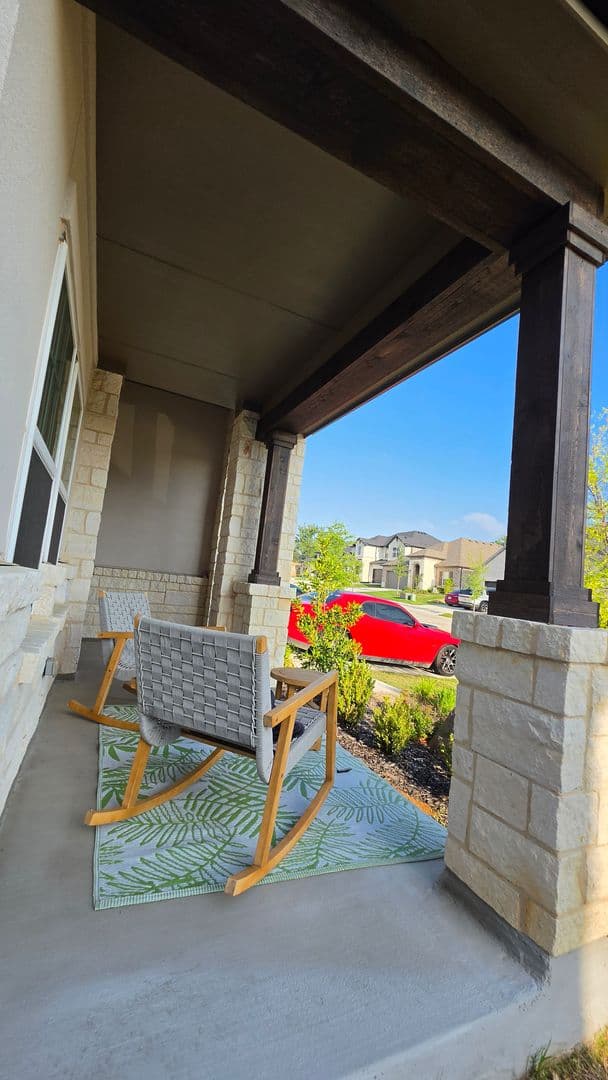 Denton House: 1513 Larson Ln