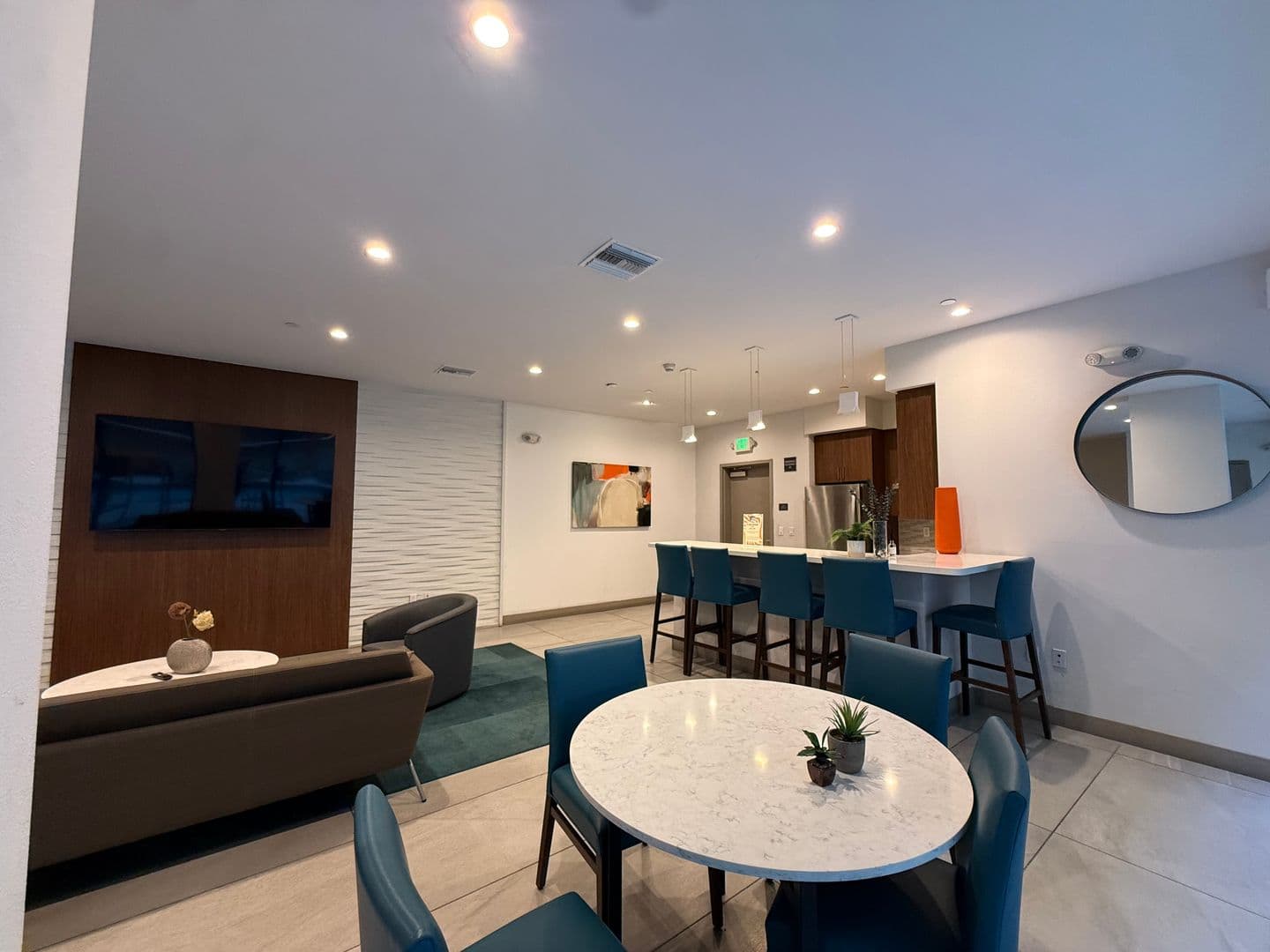 Los Angeles Apartment: 535 S Kingsley Dr. - 606