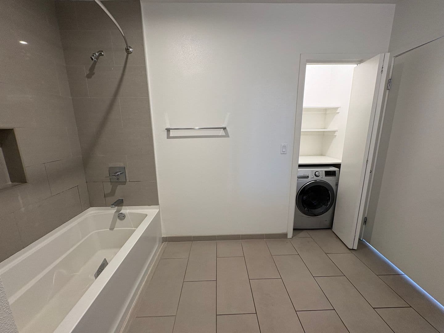 Los Angeles Apartment: 535 S Kingsley Dr. - 511