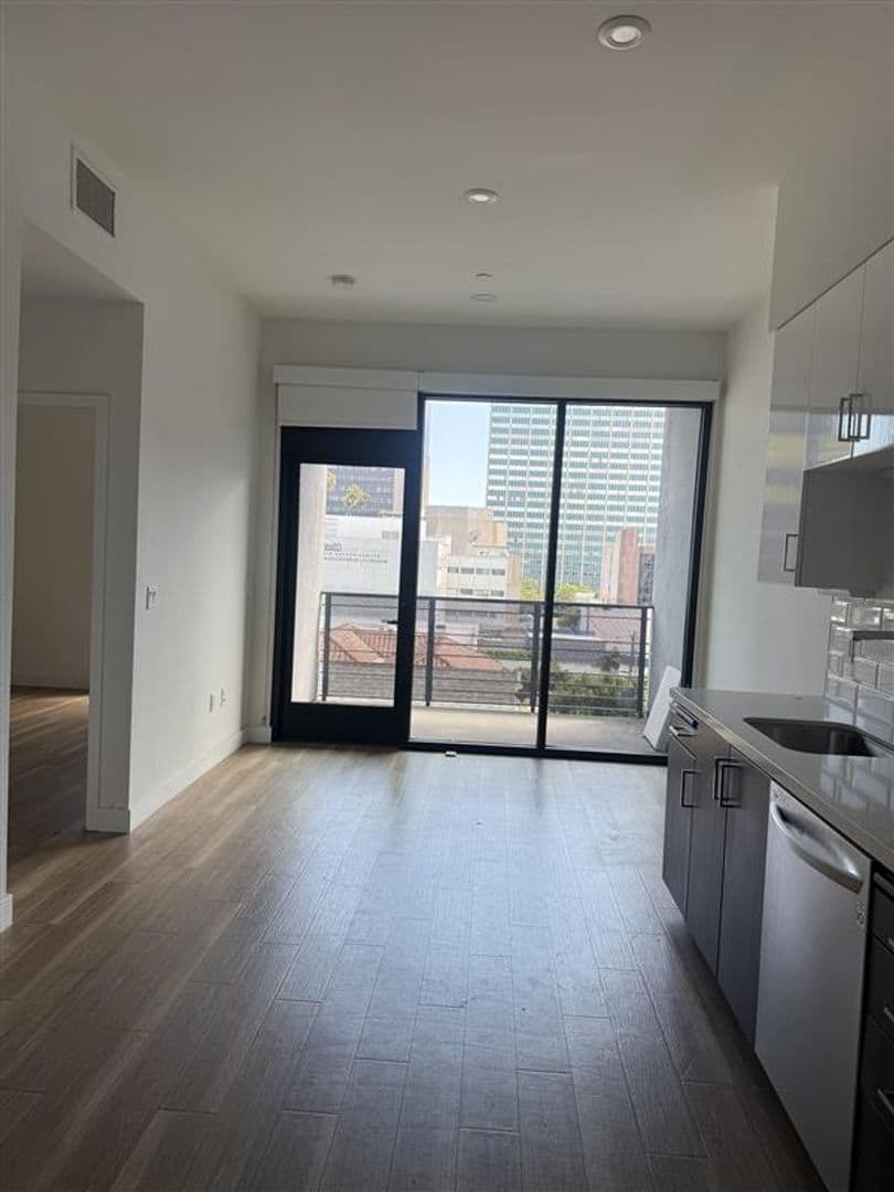 Los Angeles Apartment: 535 S Kingsley Dr. - 201