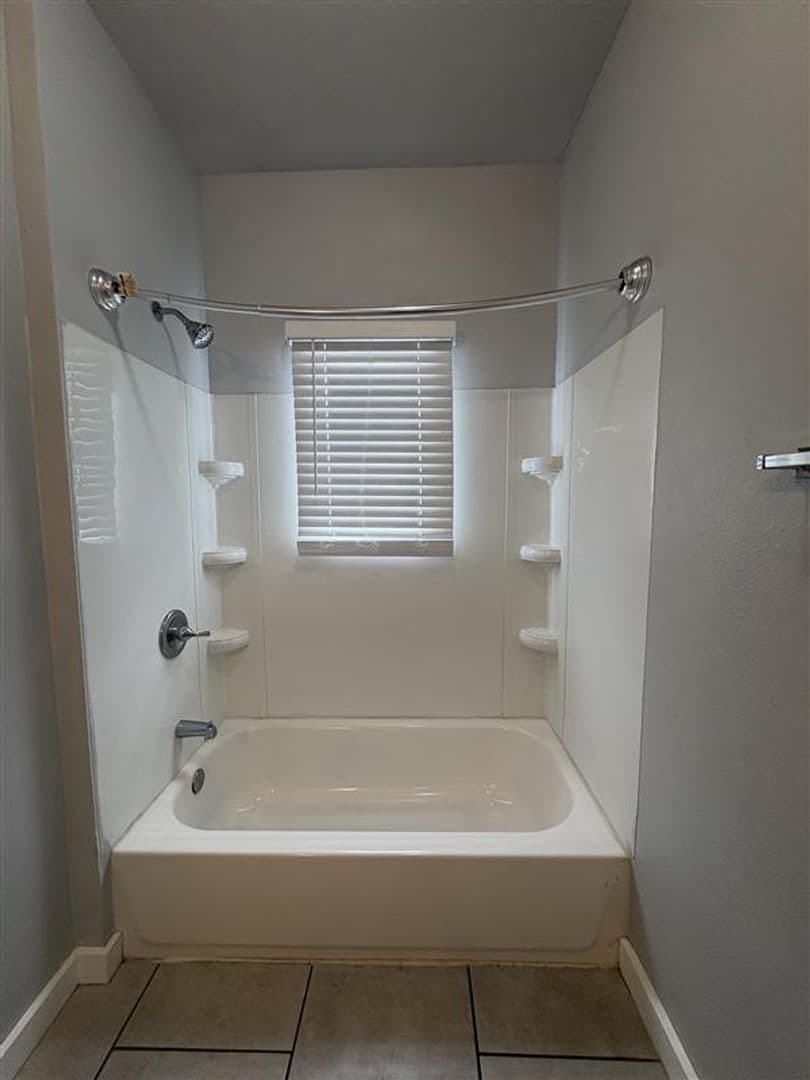 Long Beach Apartment: 1000 Redondo Ave