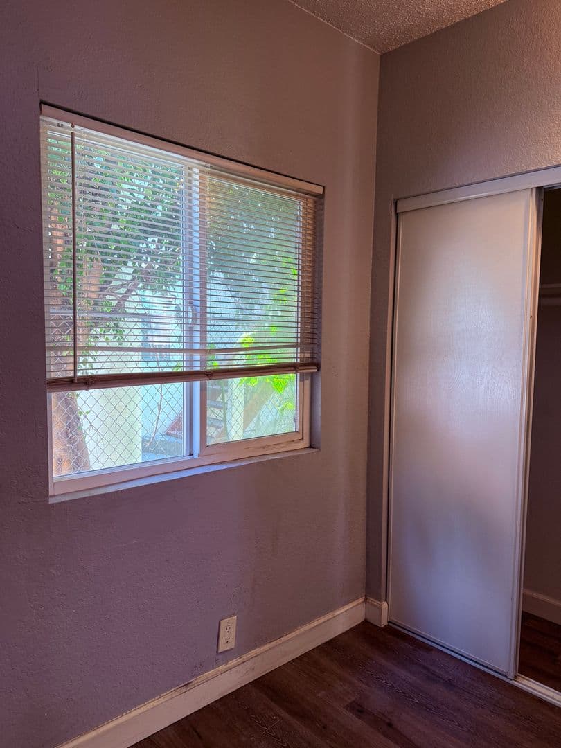 Long Beach Apartment: 1033 Hoffman Ave