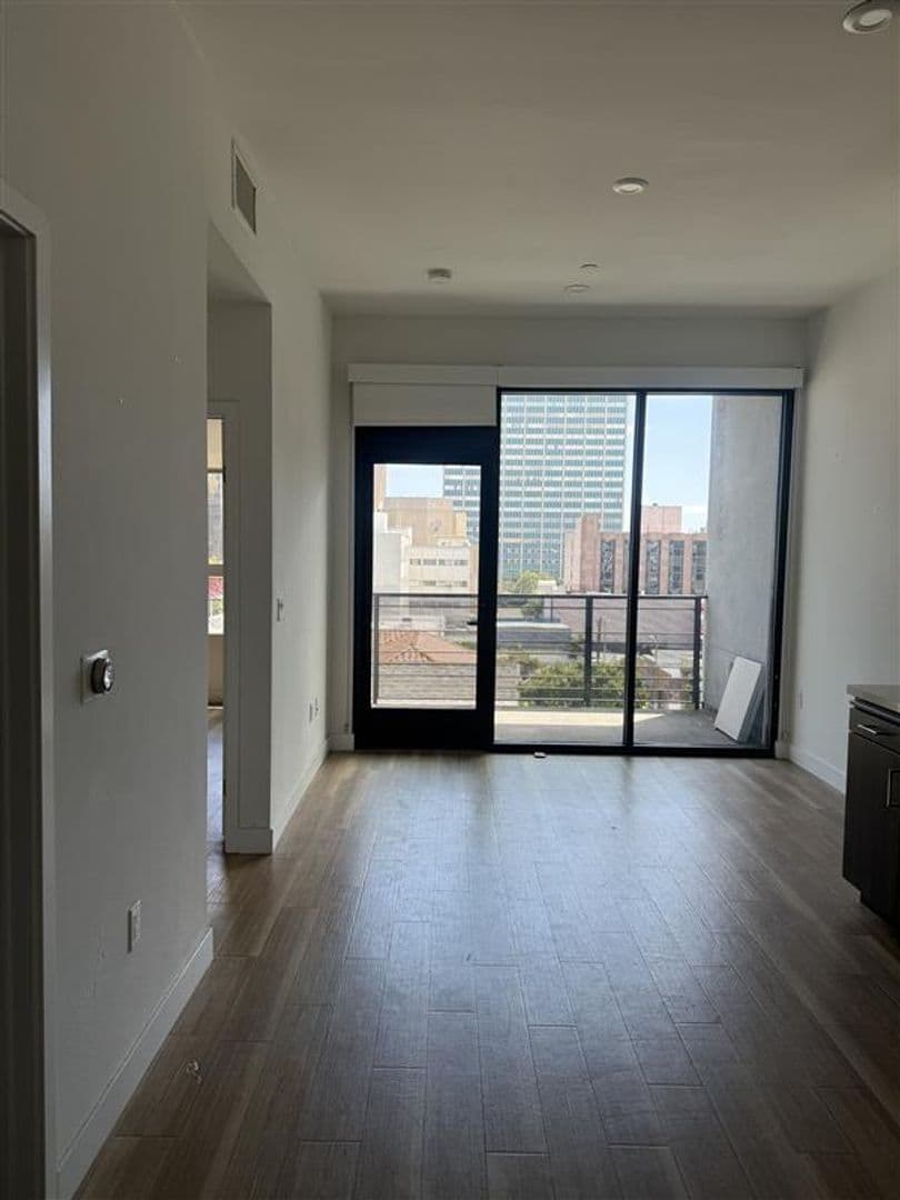 Los Angeles Apartment: 535 S Kingsley Dr. - 201
