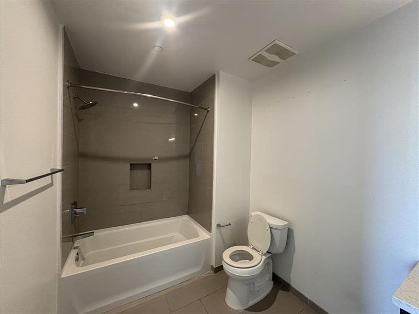 Los Angeles Apartment: 535 S Kingsley Dr. - 312