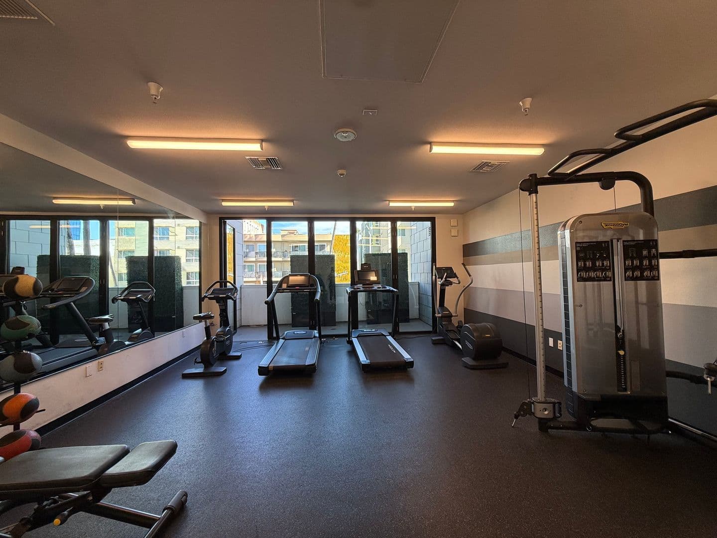 Los Angeles Apartment: 535 S Kingsley Dr. - 413