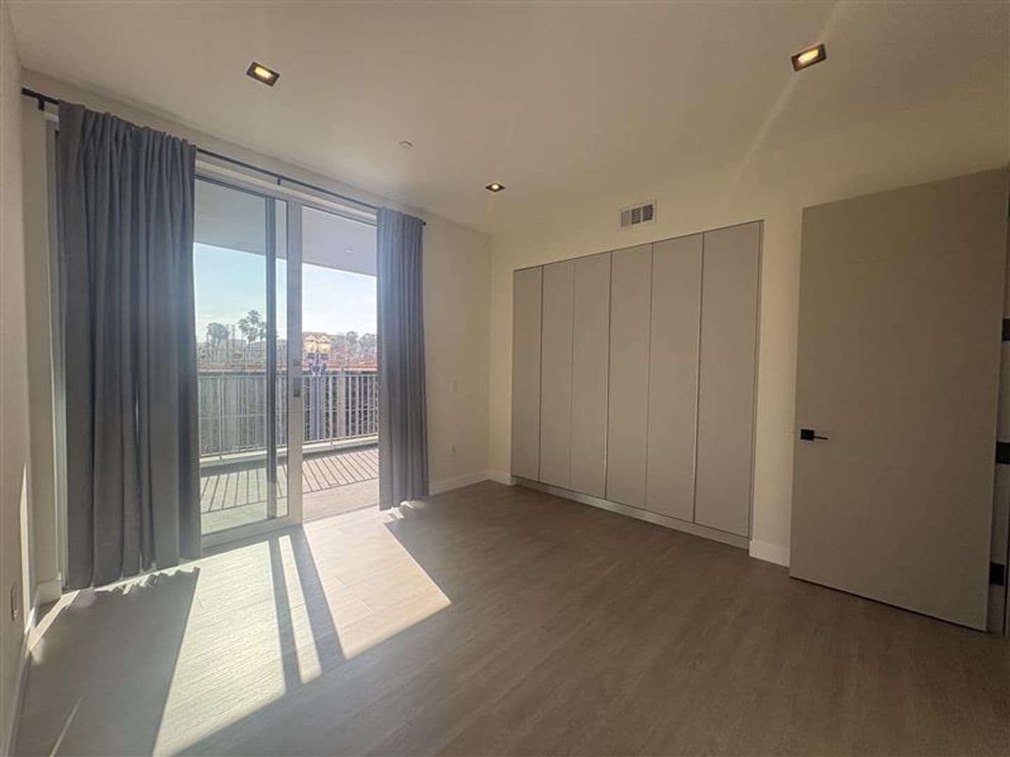 Long Beach Apartment: 495 Promenade Ave