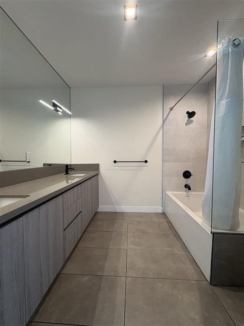 Long Beach Apartment: 495 Promenade Ave