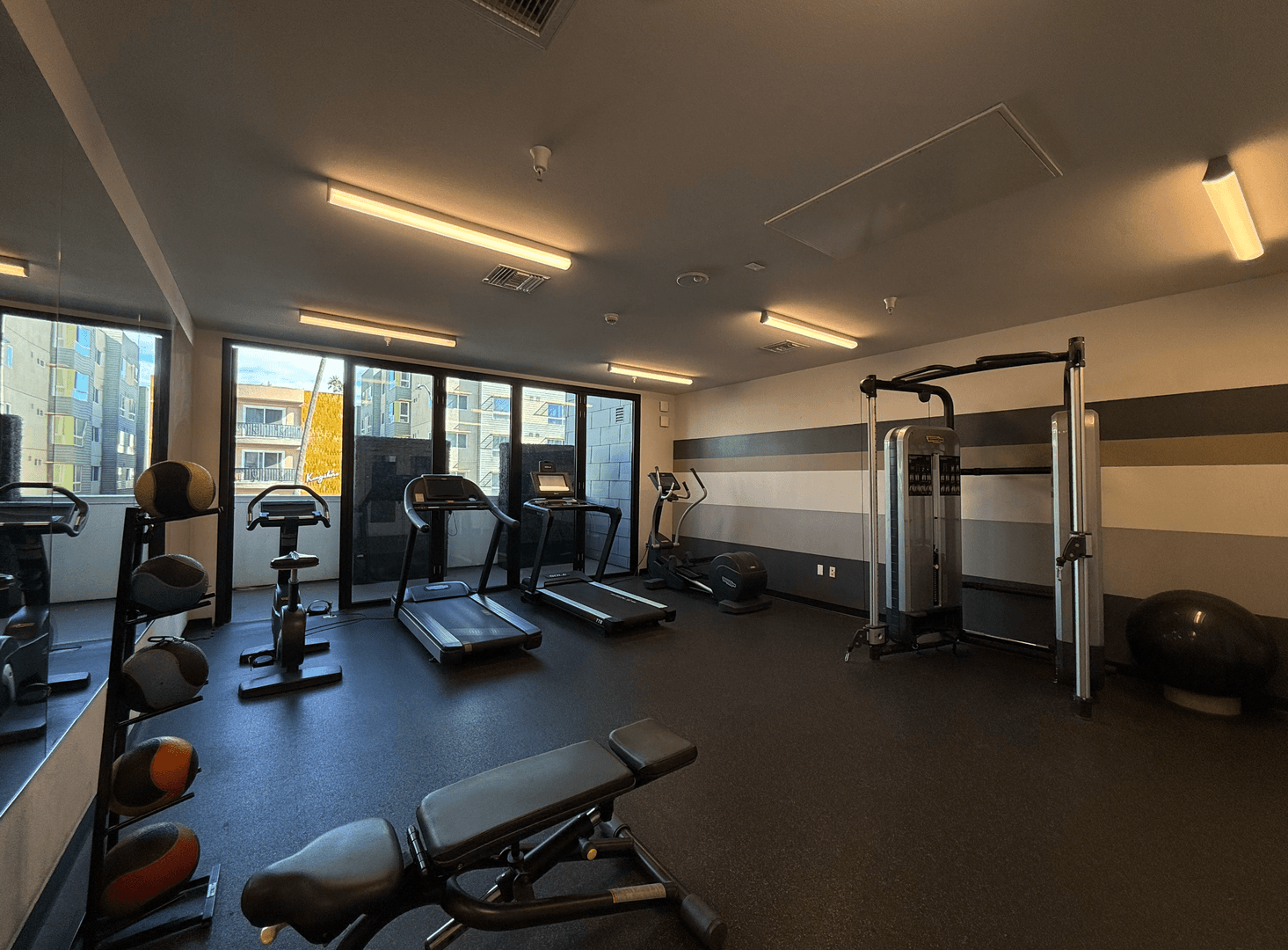 Los Angeles Apartment: 535 S Kingsley Dr. - 602