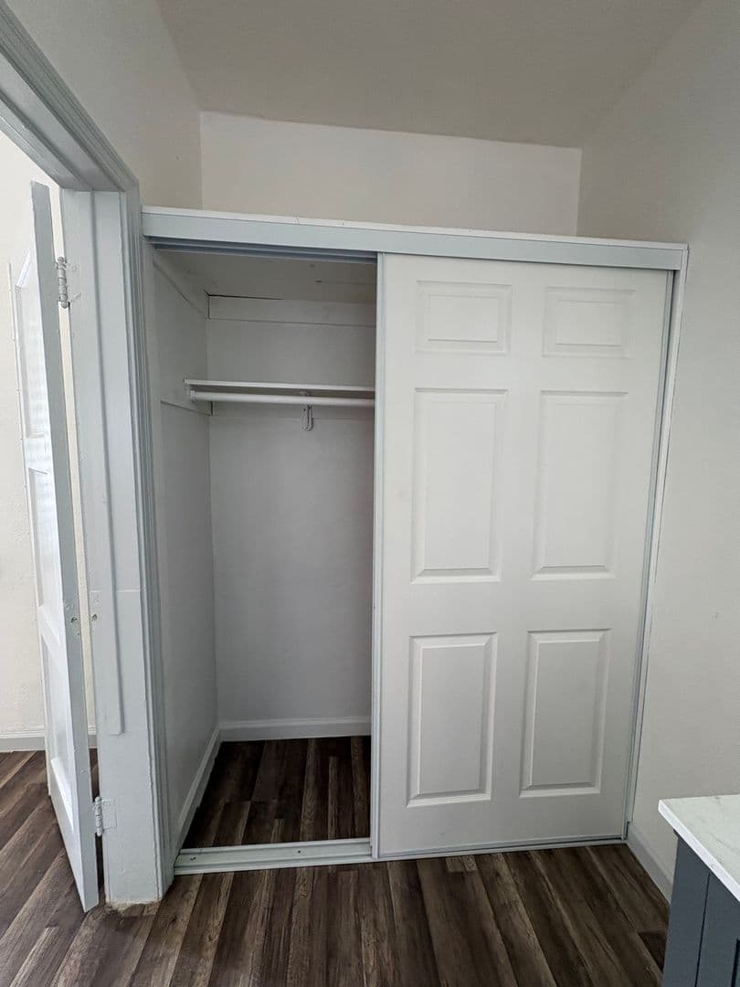 Long Beach Apartment: 1000 Redondo Ave