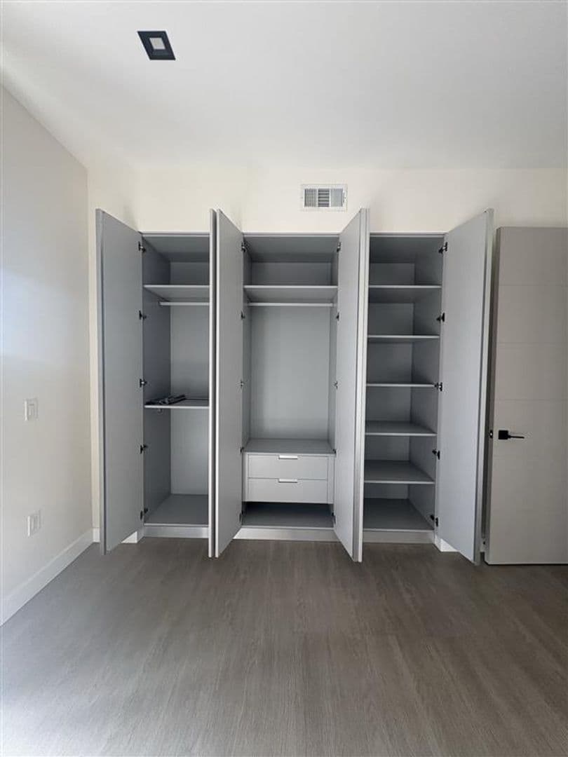 Long Beach Apartment: 495 Promenade Ave