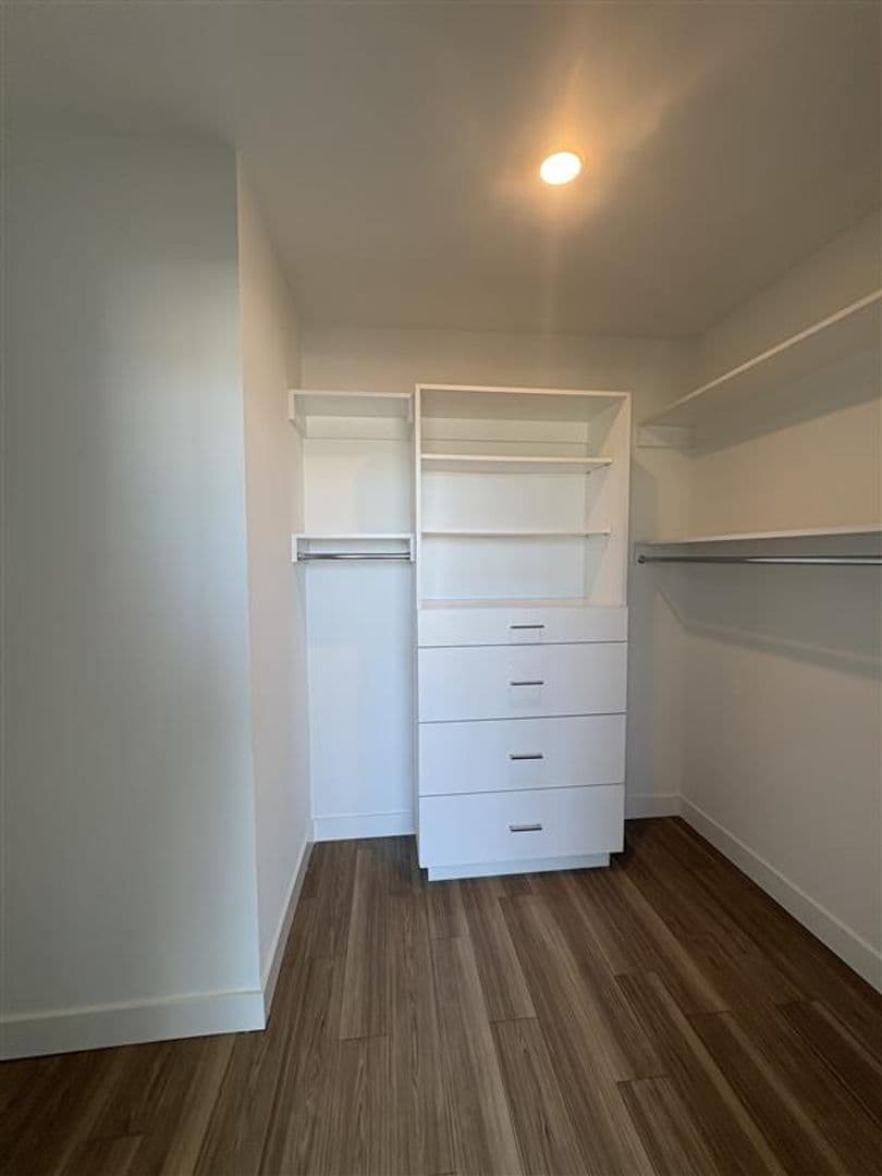 Los Angeles Apartment: 535 S Kingsley Dr. - 312
