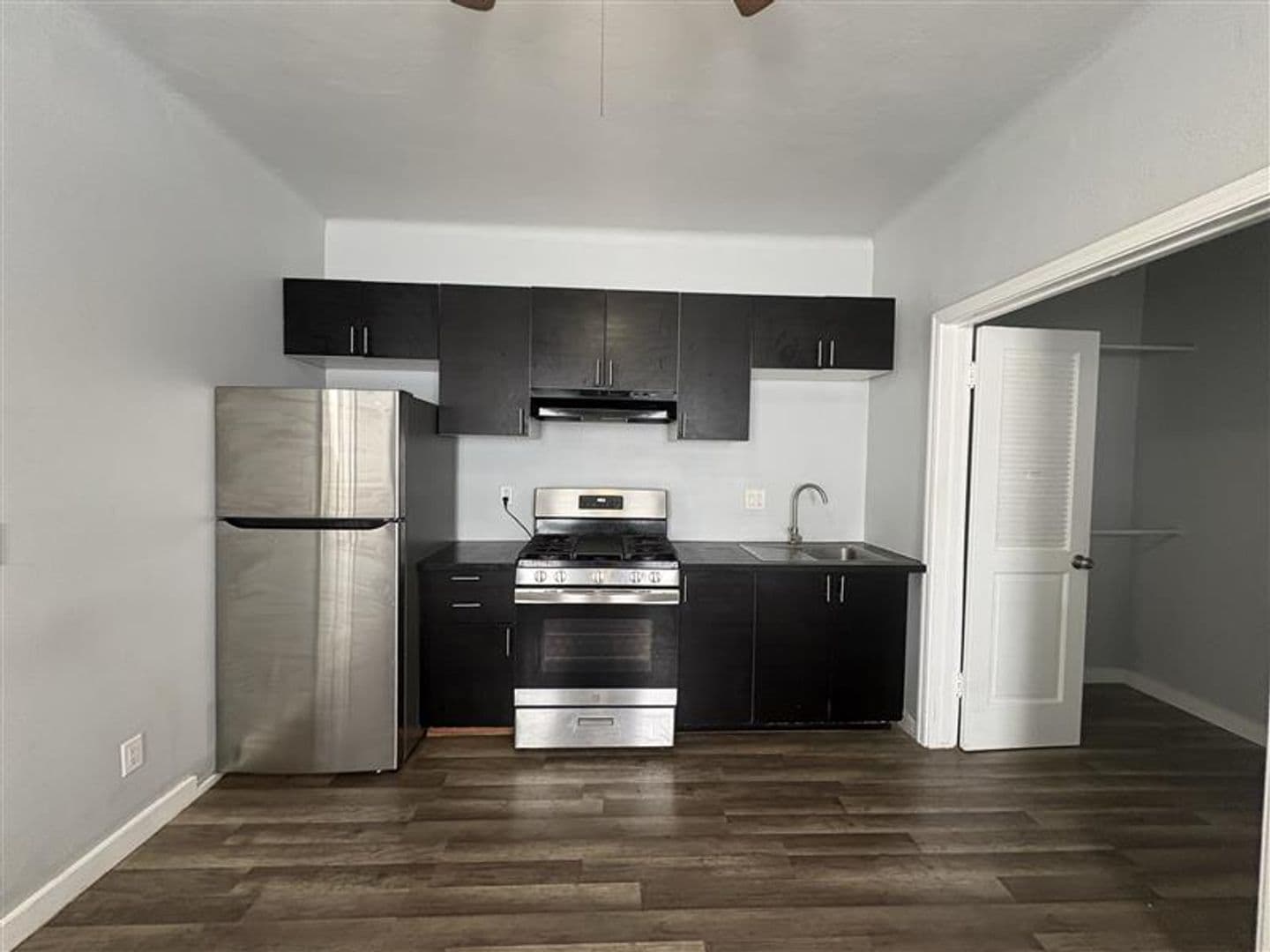 Long Beach Apartment: 1000 Redondo Ave