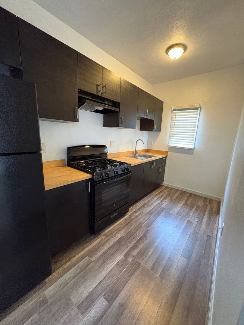 Long Beach Apartment: 1000 Redondo Ave