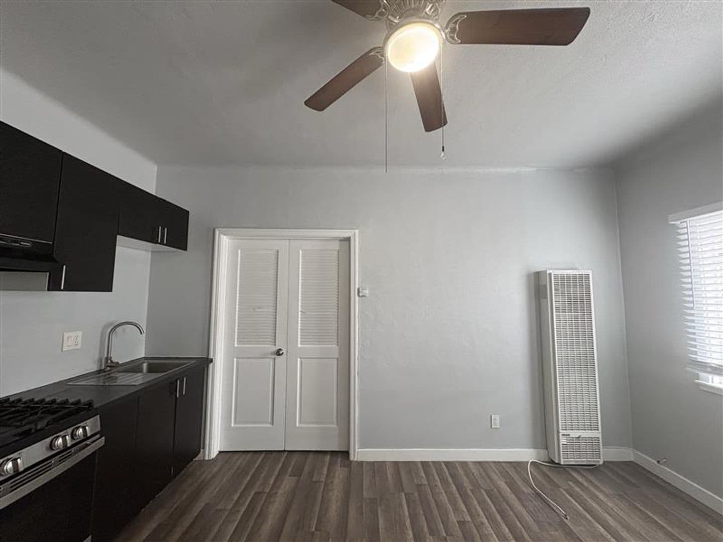 Long Beach Apartment: 1000 Redondo Ave