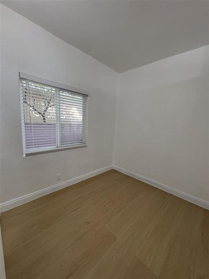 Long Beach Apartment: 1033 Hoffman Ave