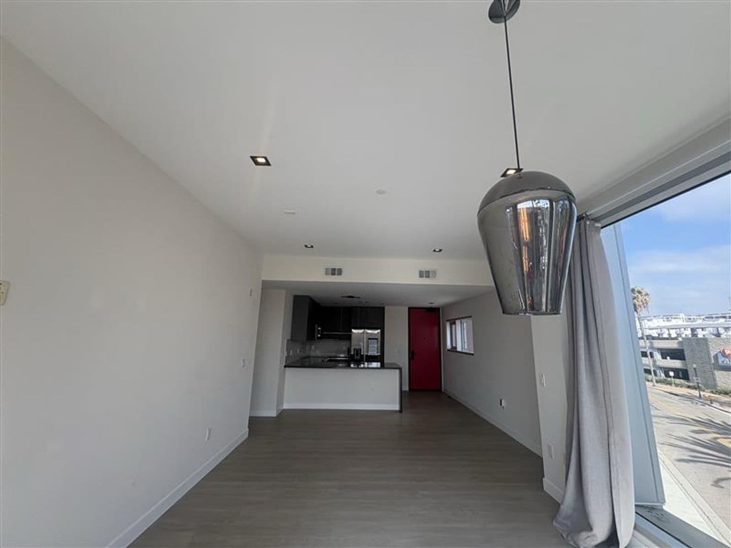 Long Beach Apartment: 495 Promenade Ave