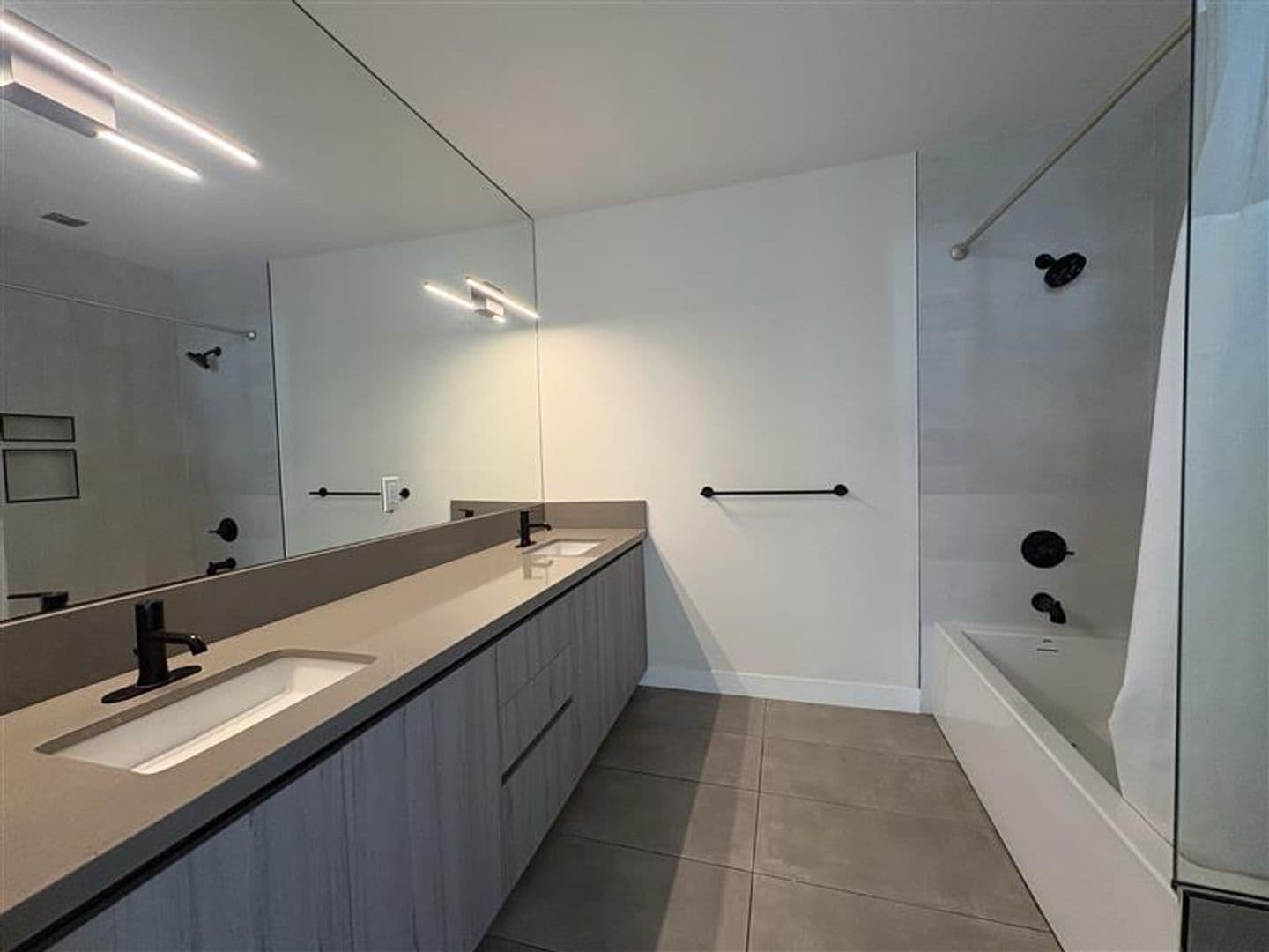Long Beach Apartment: 495 Promenade Ave