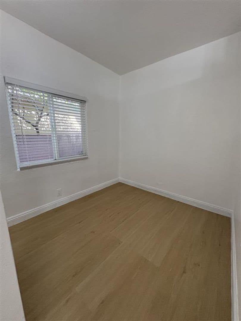 Long Beach Apartment: 1033 Hoffman Ave