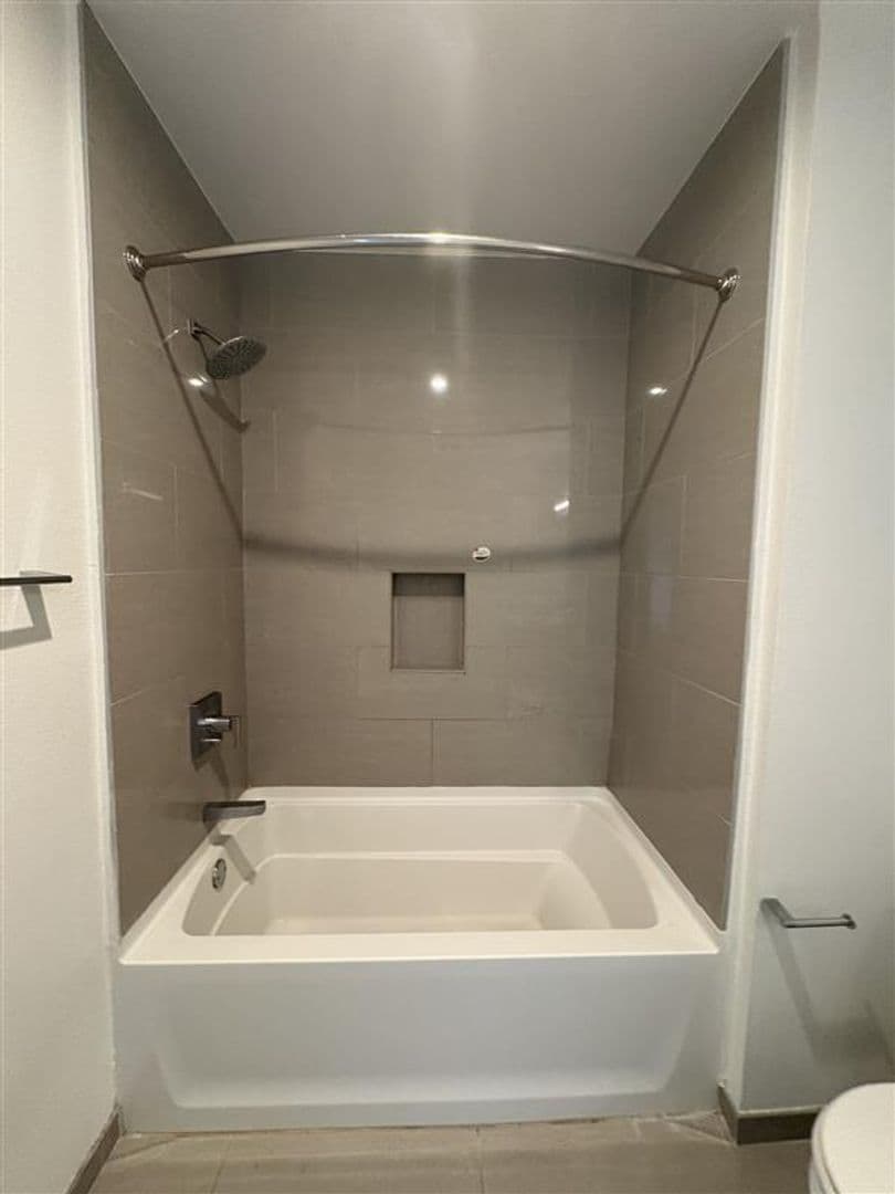 Los Angeles Apartment: 535 S Kingsley Dr. - 312