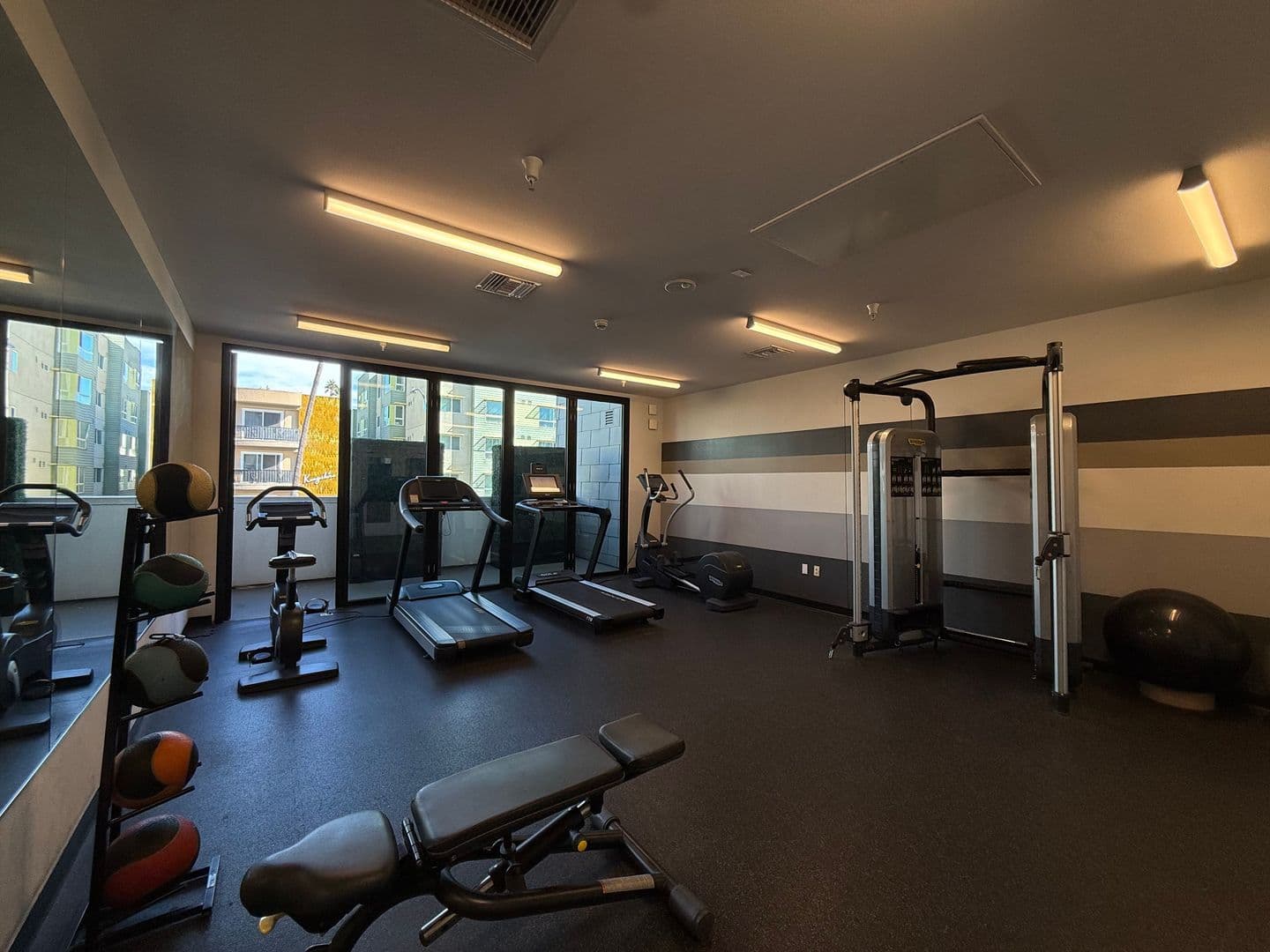Los Angeles Apartment: 535 S Kingsley Dr. - 413