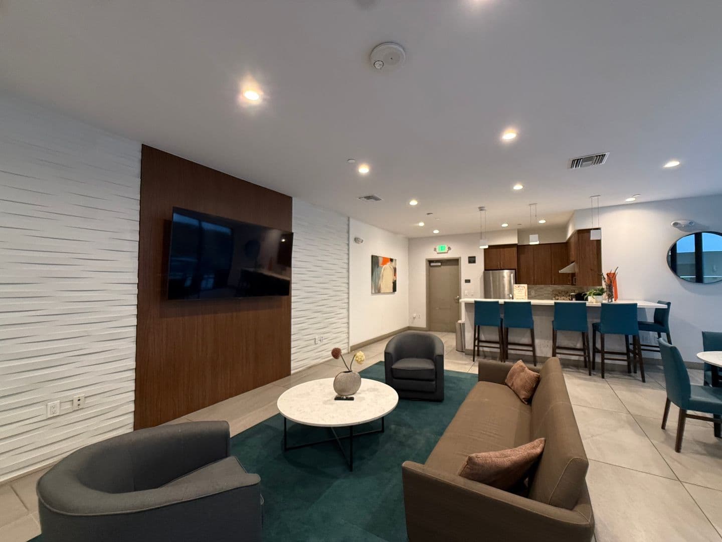 Los Angeles Apartment: 535 S Kingsley Dr. - 413