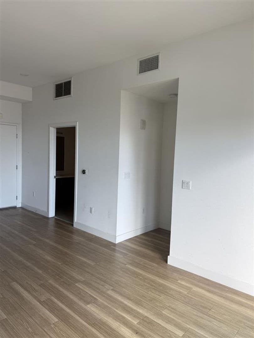 Los Angeles Apartment: 535 S Kingsley Dr. - 201