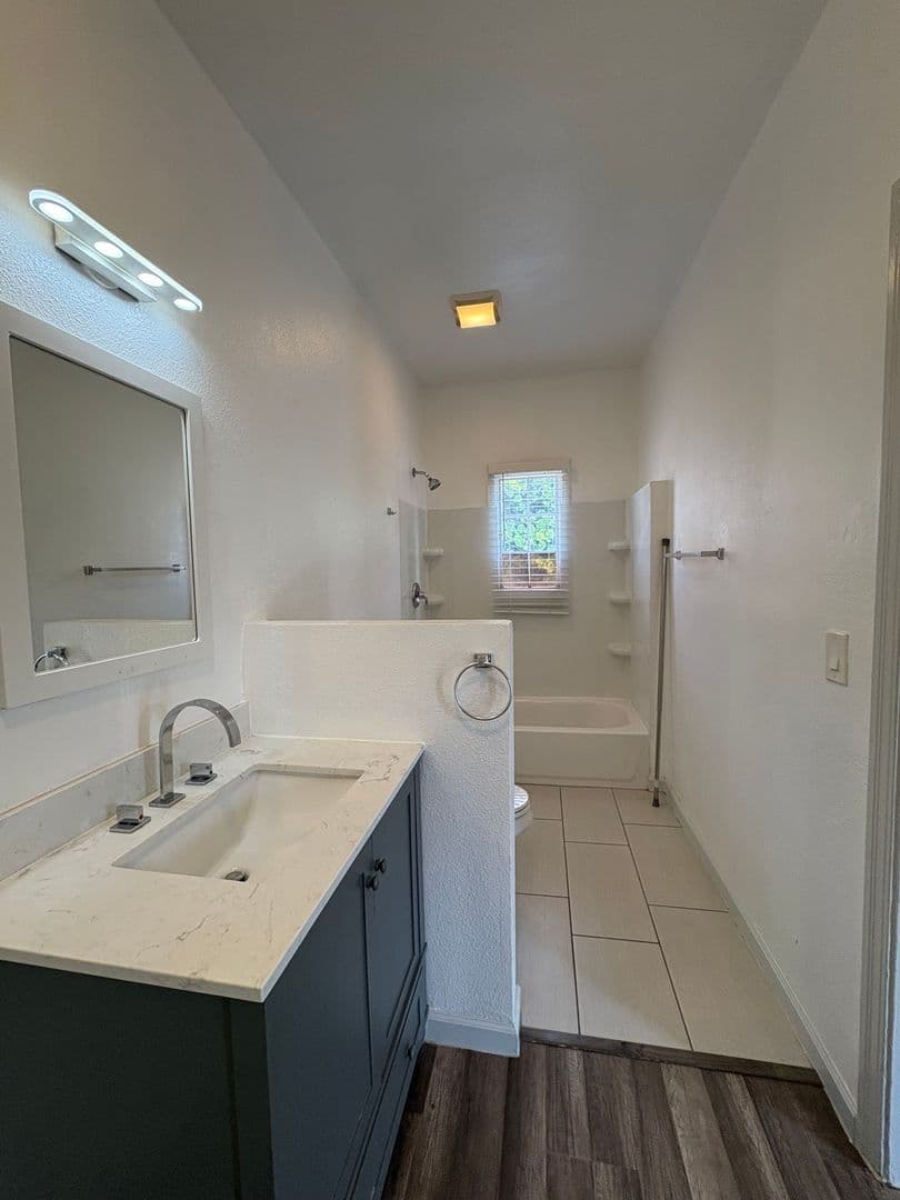 Long Beach Apartment: 1000 Redondo Ave