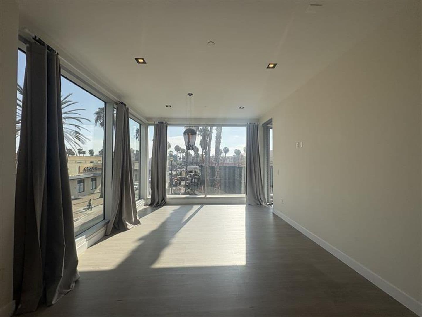 Long Beach Apartment: 495 Promenade Ave
