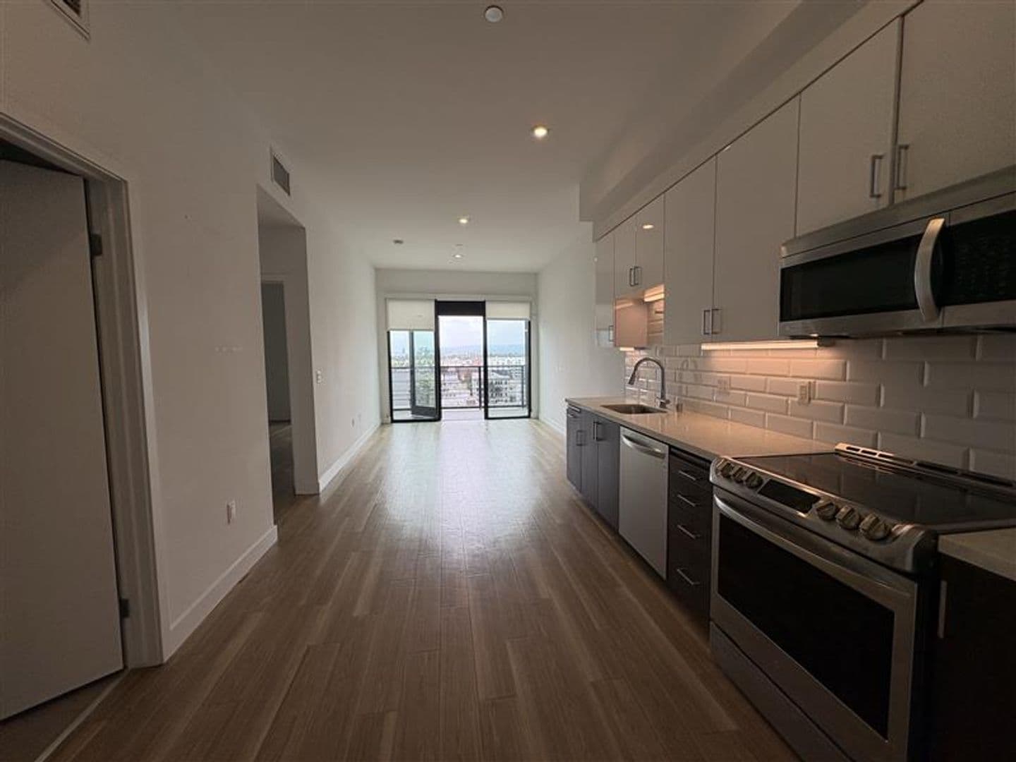 Los Angeles Apartment: 535 S Kingsley Dr. - 706