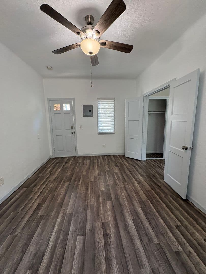 Long Beach Apartment: 1000 Redondo Ave