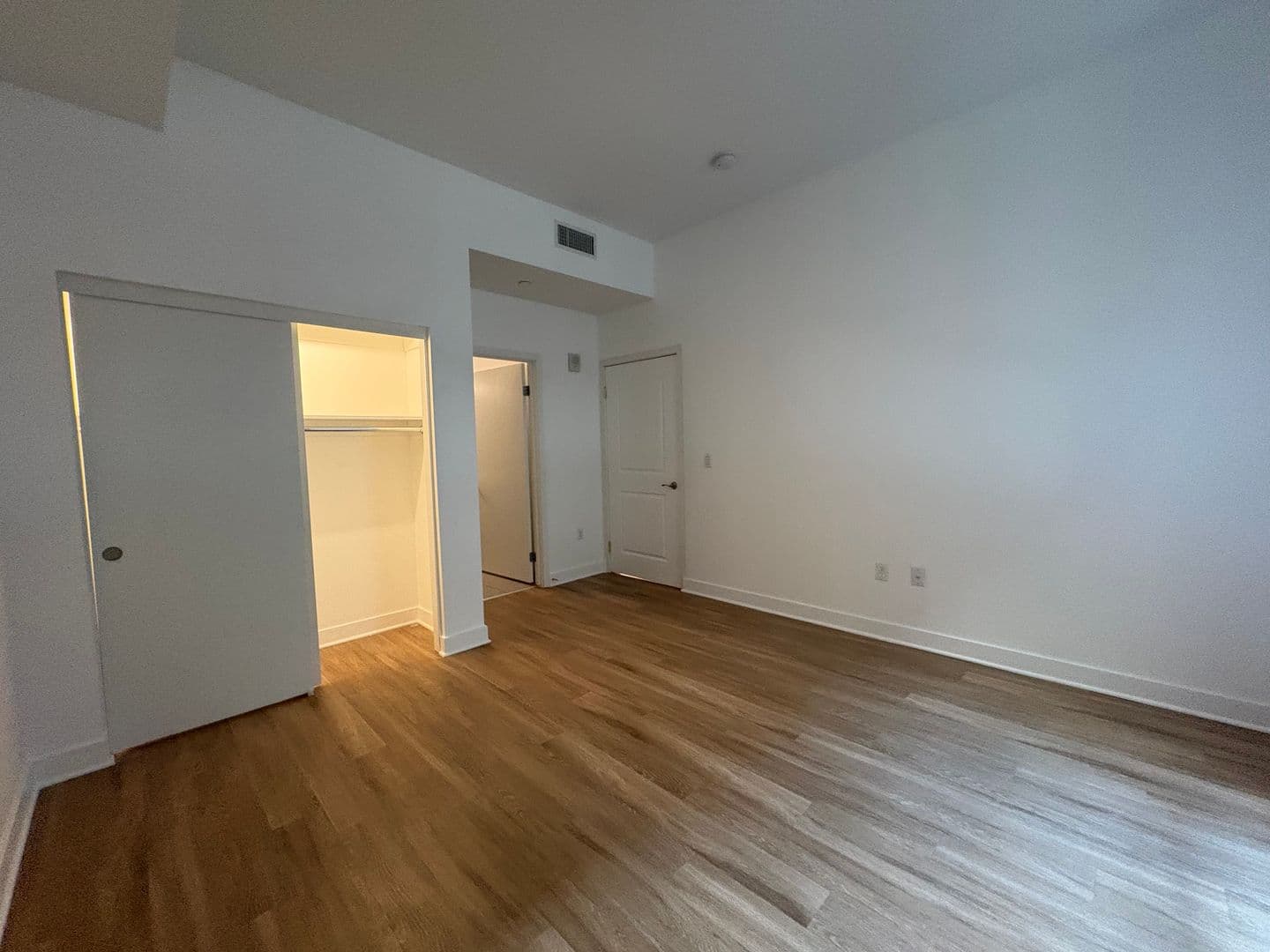 Los Angeles Apartment: 535 S Kingsley Dr. - 413
