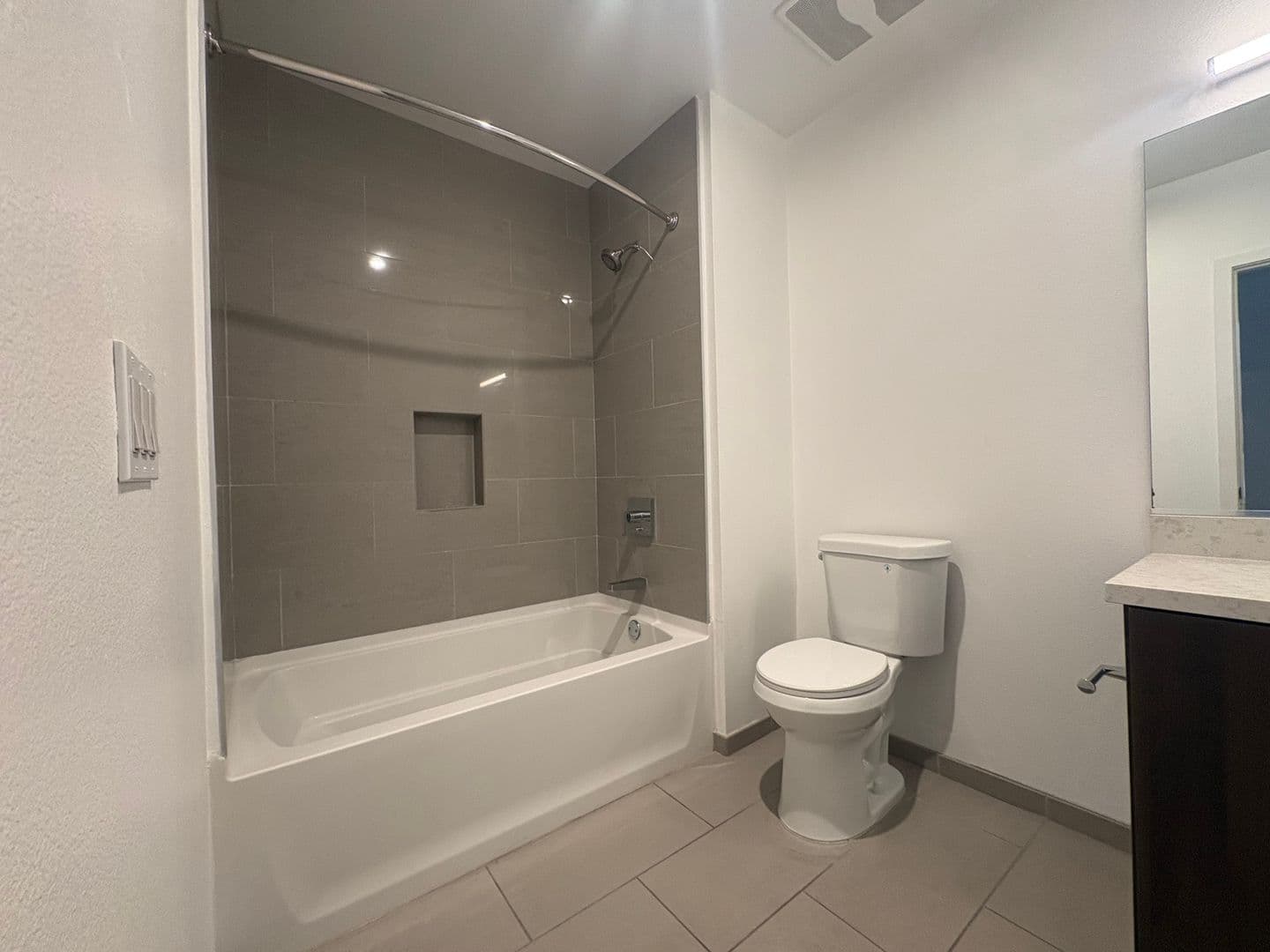 Los Angeles Apartment: 535 S Kingsley Dr. - 413