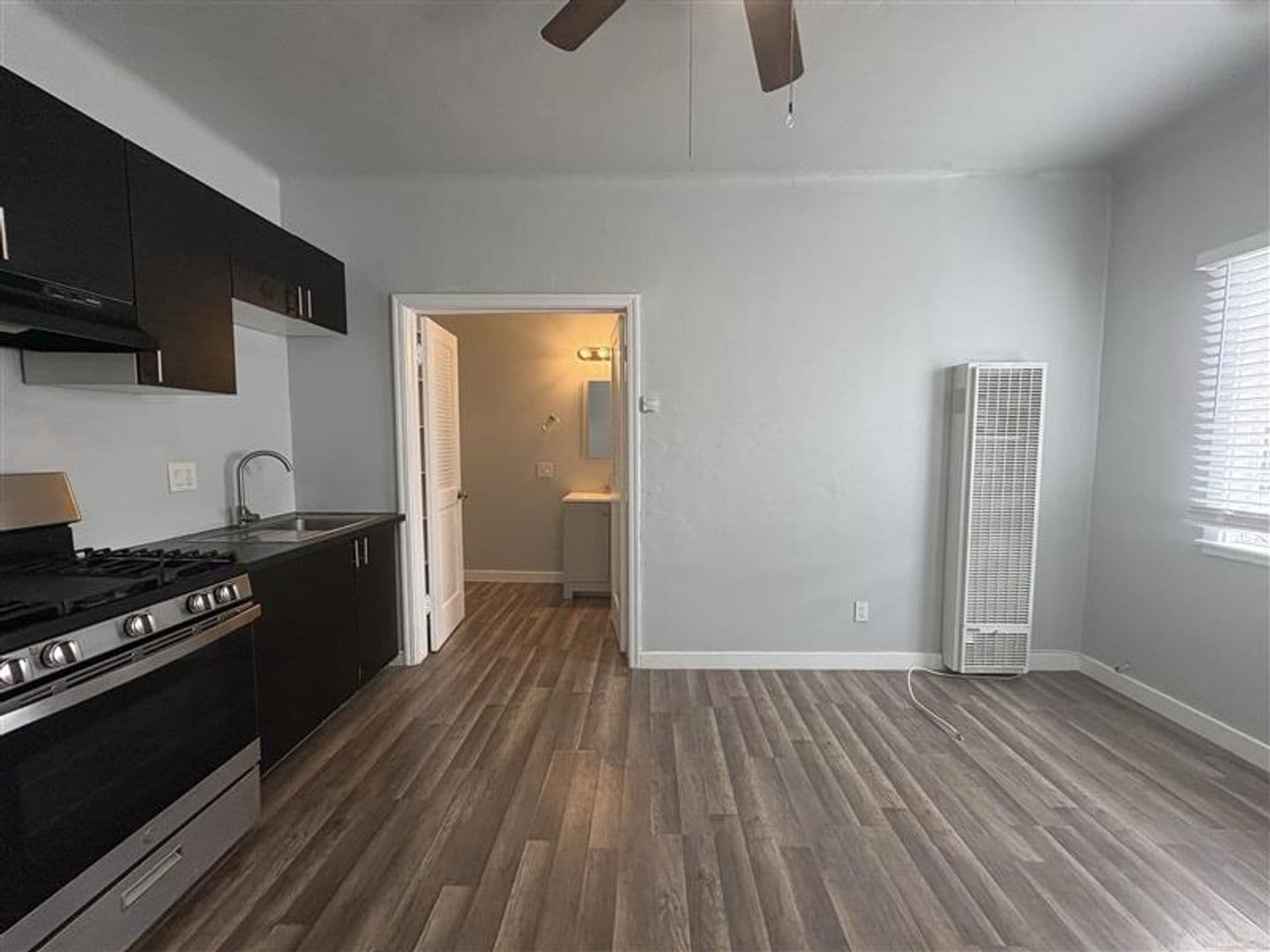 Long Beach Apartment: 1000 Redondo Ave
