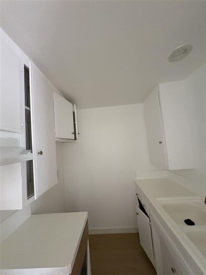 Long Beach Apartment: 800 Linden Ave - Unit 11