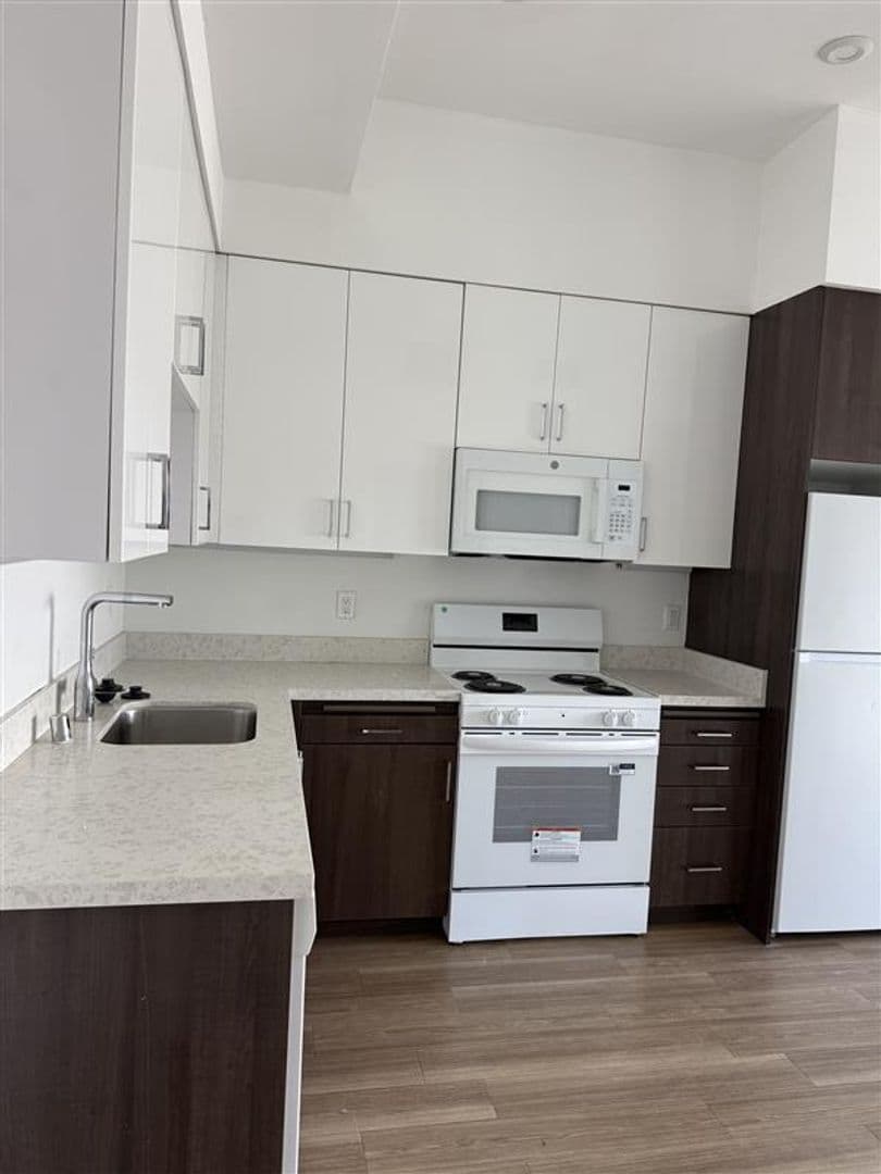 Los Angeles Apartment: 535 S Kingsley Dr. - 201
