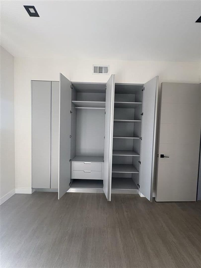 Long Beach Apartment: 495 Promenade Ave