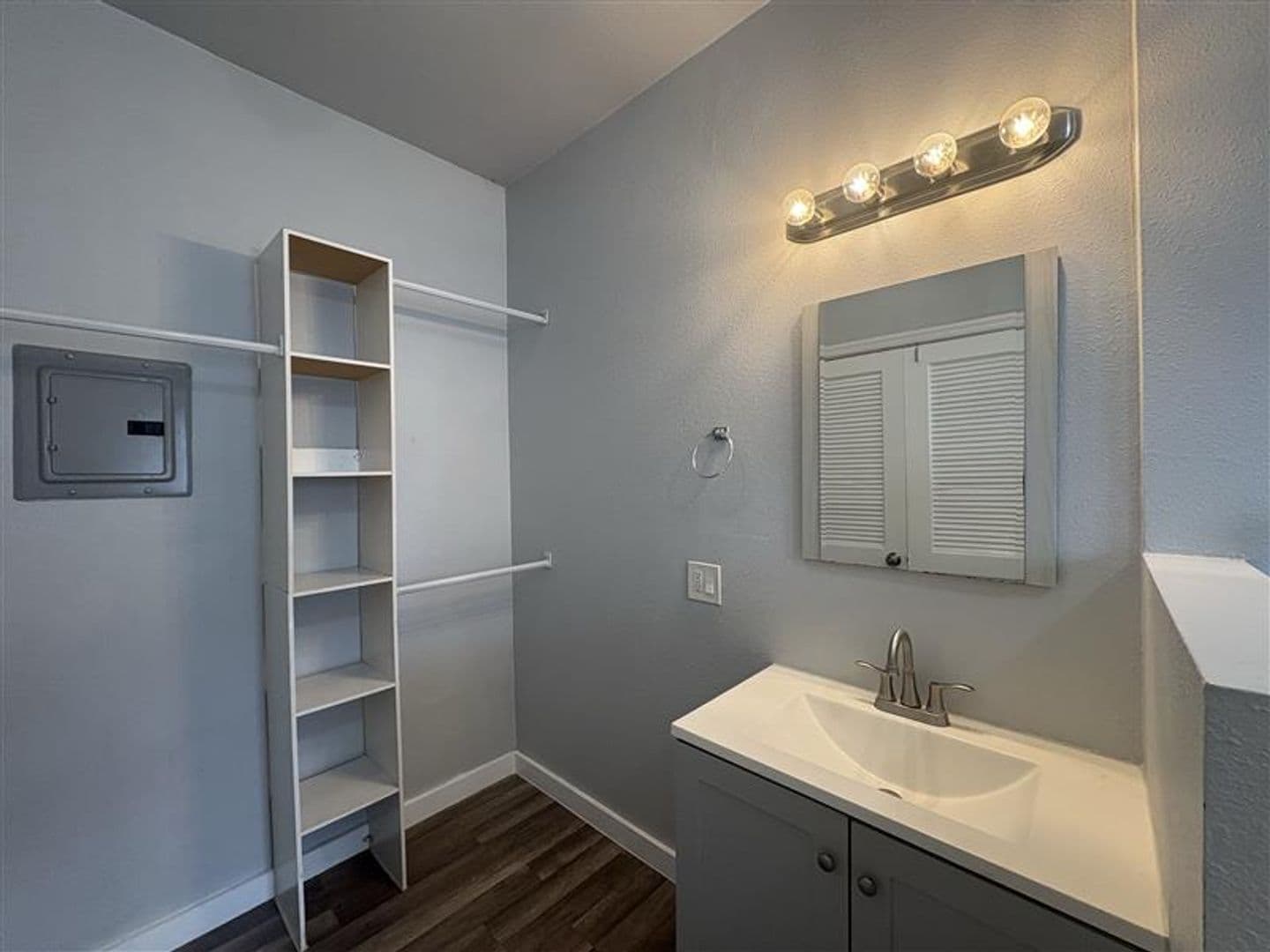 Long Beach Apartment: 1000 Redondo Ave
