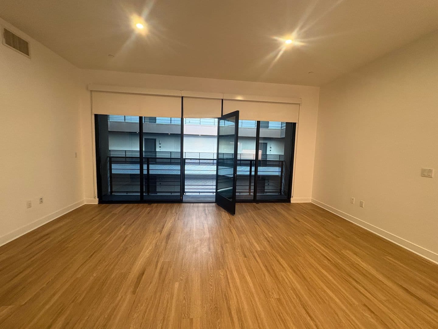 Los Angeles Apartment: 535 S Kingsley Dr. - 413