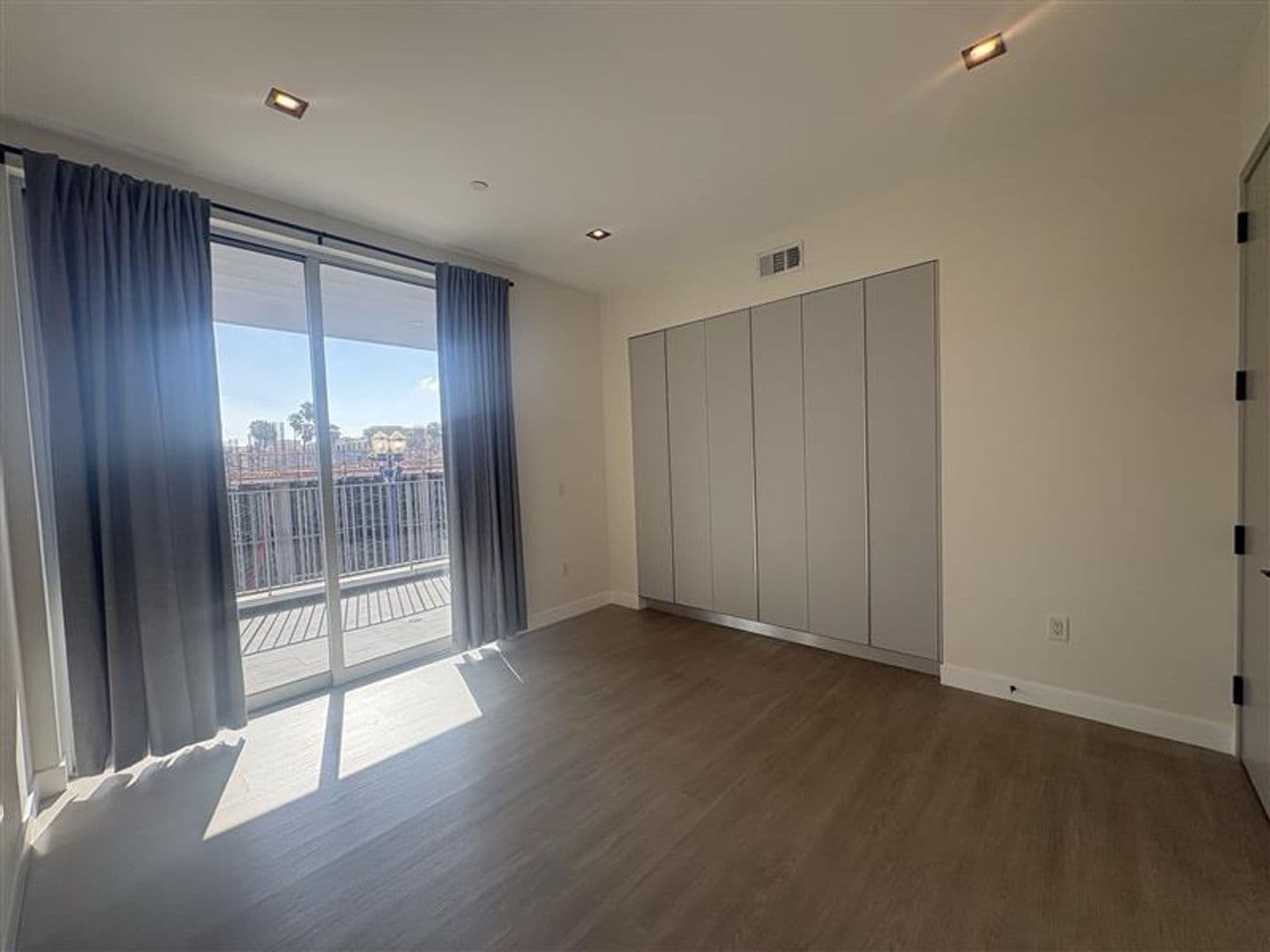 Long Beach Apartment: 495 Promenade Ave