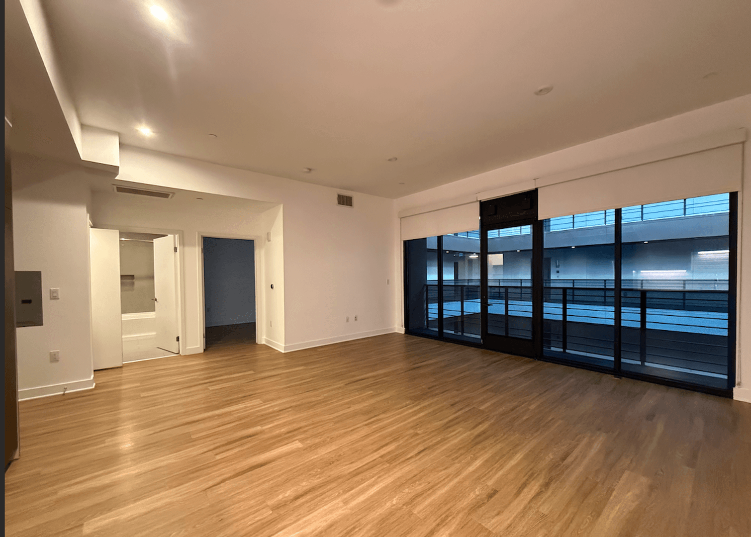 Los Angeles Apartment: 535 S Kingsley Dr. - 413