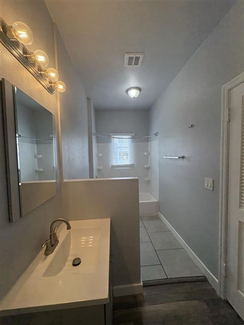 Long Beach Apartment: 1000 Redondo Ave