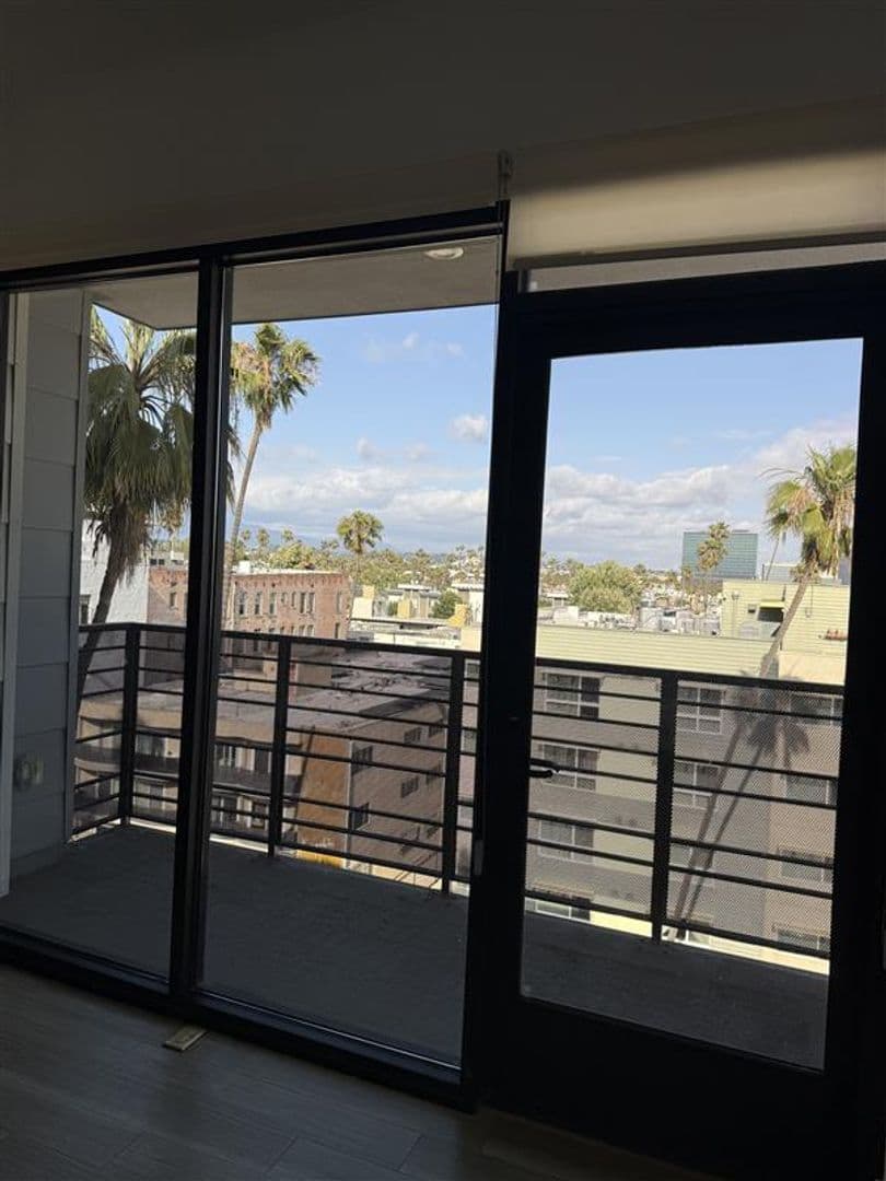 Los Angeles Apartment: 535 S Kingsley Dr. - 201