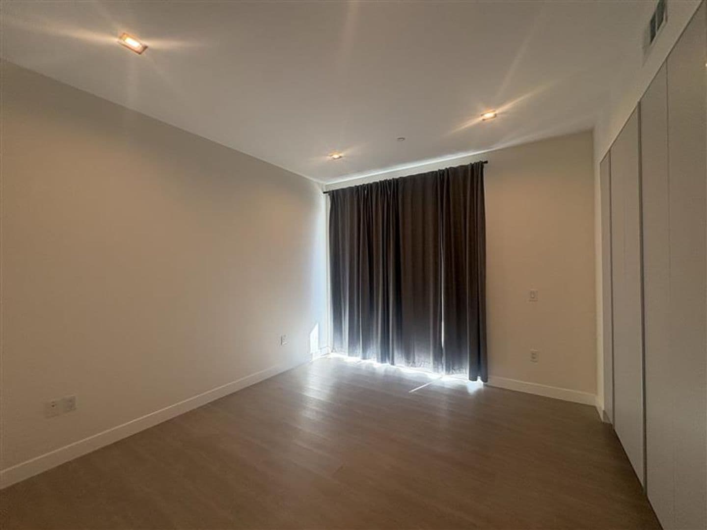 Long Beach Apartment: 495 Promenade Ave
